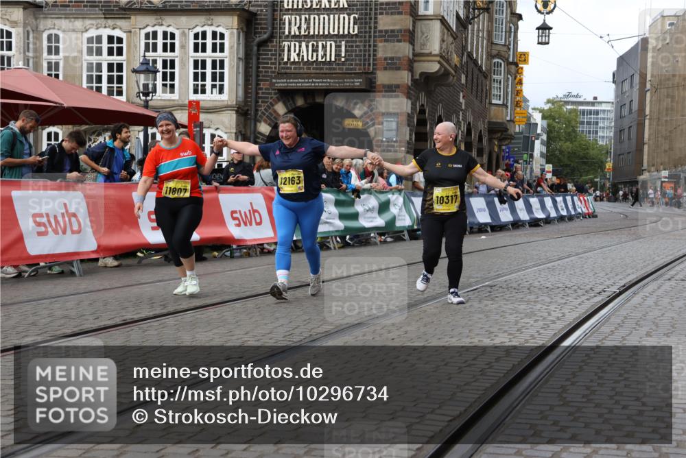 13.09.2026 - 21. swb-Marathon Bremen Strokosch-Dieckow http://msf.ph/oto/10296734 13.09.2026 11:32:02 Ziel 11341 meine-sportfotos.de