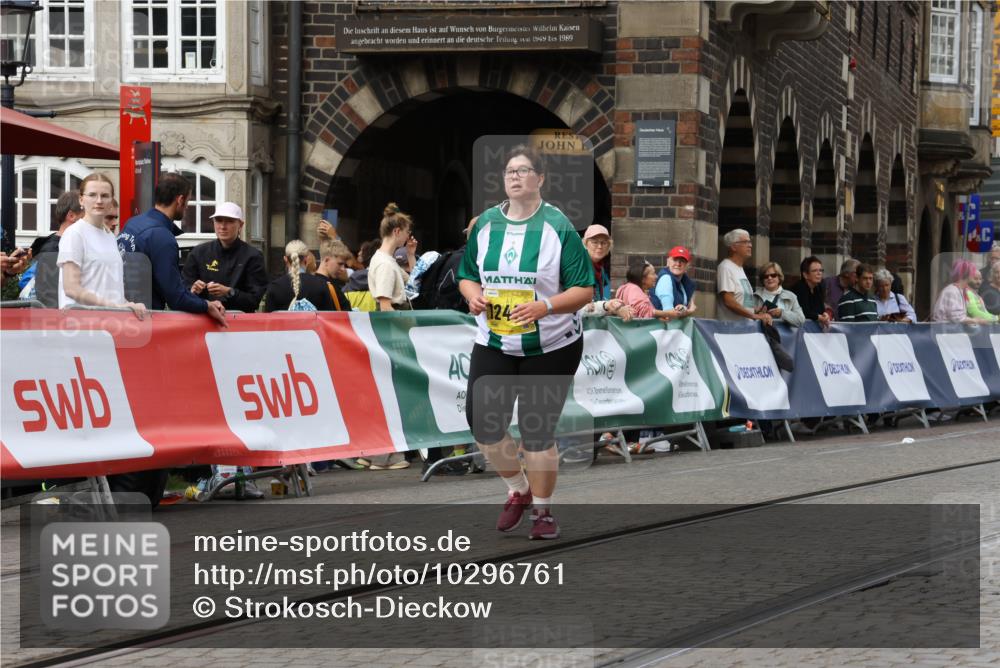 13.09.2026 - 21. swb-Marathon Bremen Strokosch-Dieckow http://msf.ph/oto/10296761 13.09.2026 11:32:49 Ziel  meine-sportfotos.de