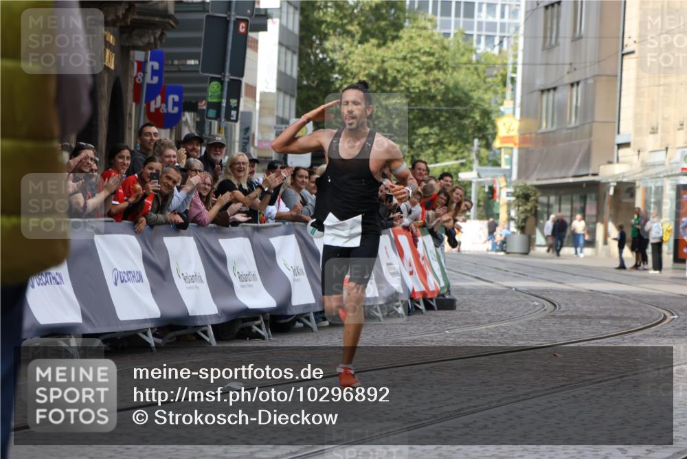 13.09.2026 - 21. swb-Marathon Bremen Strokosch-Dieckow http://msf.ph/oto/10296892 13.09.2026 12:17:20 Ziel 1109 meine-sportfotos.de