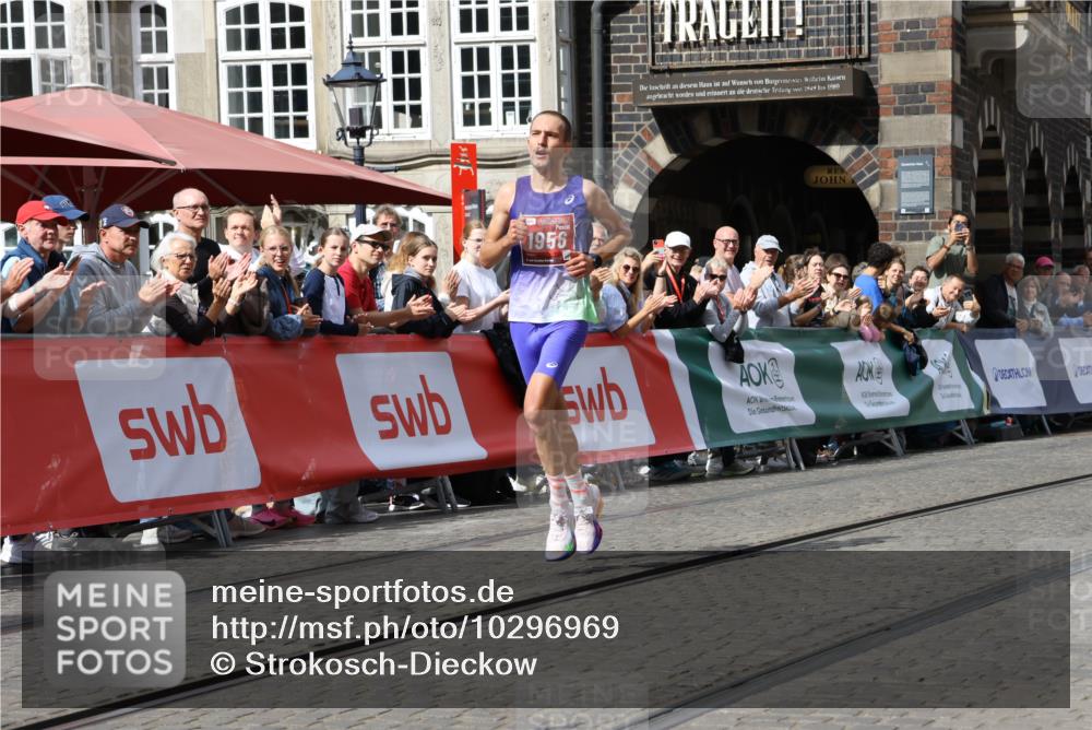 13.09.2026 - 21. swb-Marathon Bremen Strokosch-Dieckow http://msf.ph/oto/10296969 13.09.2026 12:18:10 Ziel 1956 meine-sportfotos.de