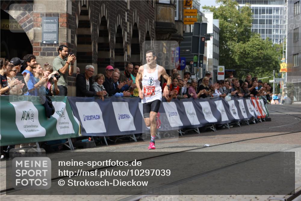 13.09.2026 - 21. swb-Marathon Bremen Strokosch-Dieckow http://msf.ph/oto/10297039 13.09.2026 12:20:44 Ziel 974, 626 meine-sportfotos.de