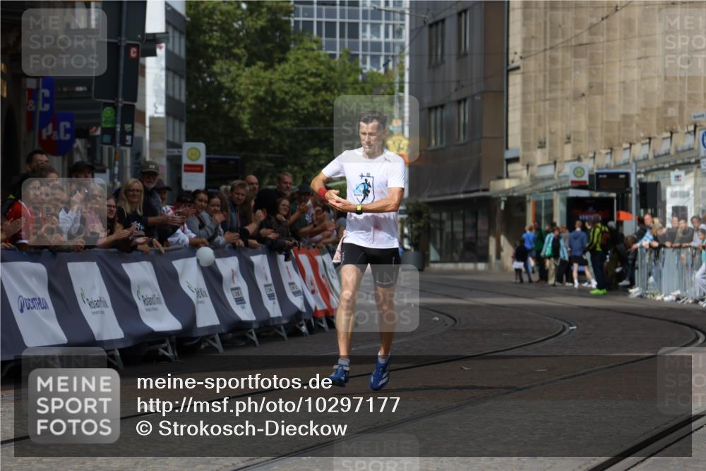13.09.2026 - 21. swb-Marathon Bremen Strokosch-Dieckow http://msf.ph/oto/10297177 13.09.2026 12:22:22 Ziel 1681, 176 meine-sportfotos.de