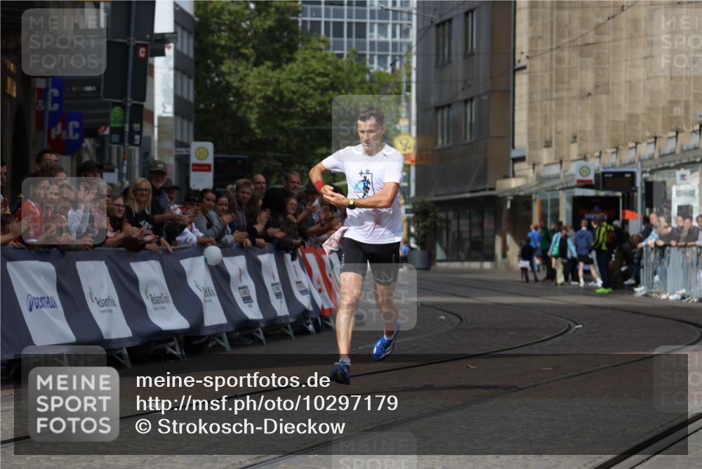 13.09.2026 - 21. swb-Marathon Bremen Strokosch-Dieckow http://msf.ph/oto/10297179 13.09.2026 12:22:22 Ziel 1681, 176 meine-sportfotos.de