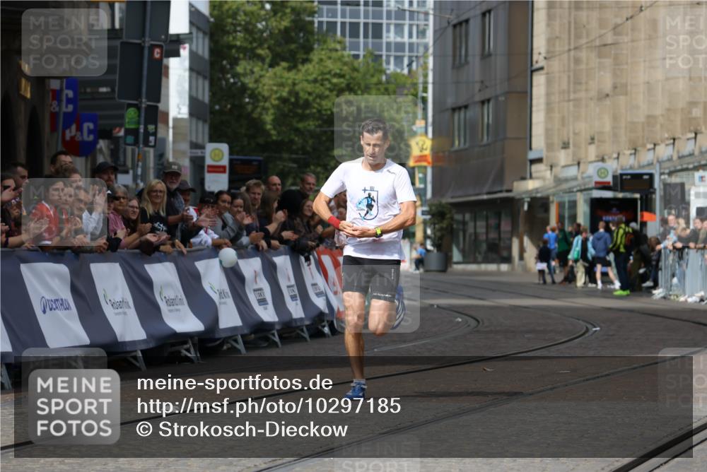 13.09.2026 - 21. swb-Marathon Bremen Strokosch-Dieckow http://msf.ph/oto/10297185 13.09.2026 12:22:22 Ziel 1681, 176 meine-sportfotos.de