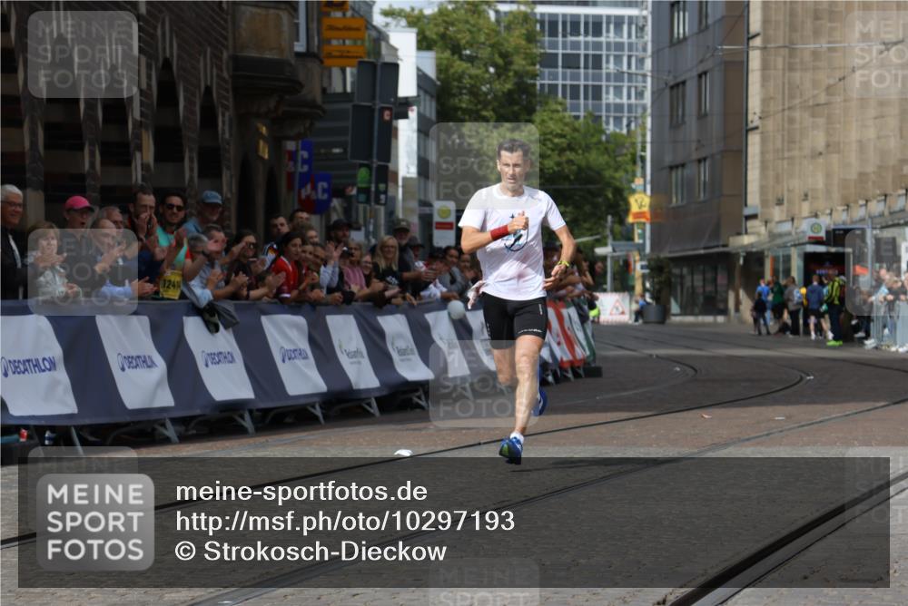 13.09.2026 - 21. swb-Marathon Bremen Strokosch-Dieckow http://msf.ph/oto/10297193 13.09.2026 12:22:23 Ziel 1681, 176 meine-sportfotos.de
