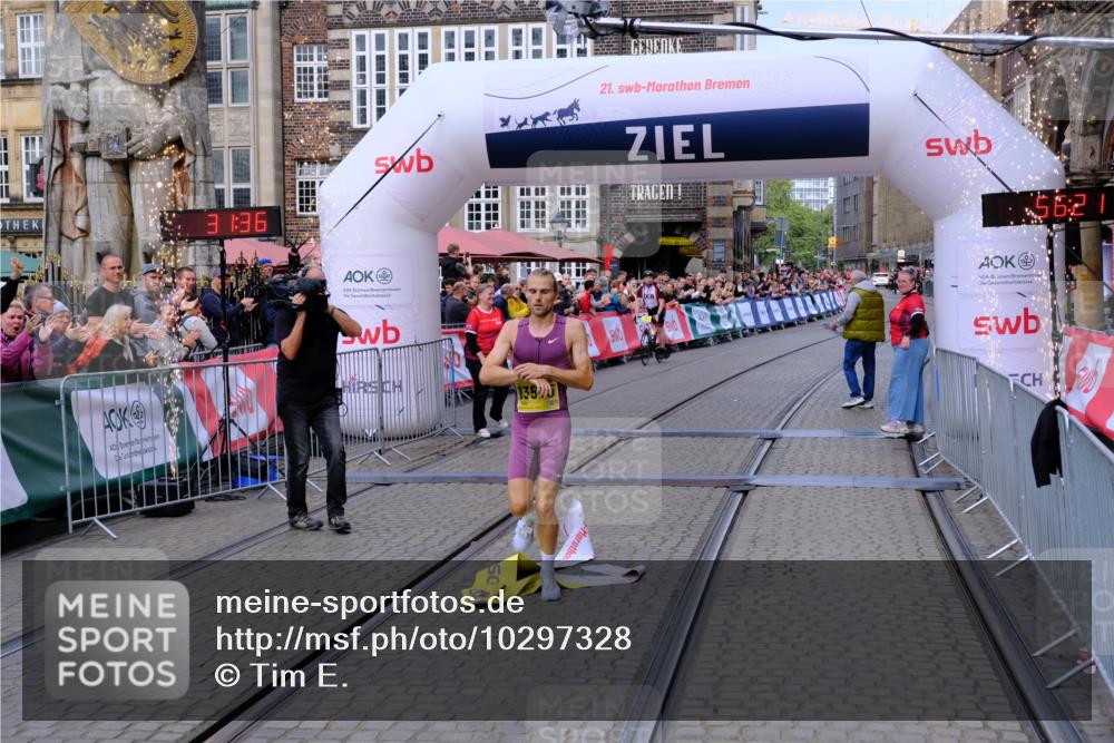 13.09.2026 - 21. swb-Marathon Bremen Tim E. http://msf.ph/oto/10297328 13.09.2026 10:26:54 Ziel 13525 meine-sportfotos.de