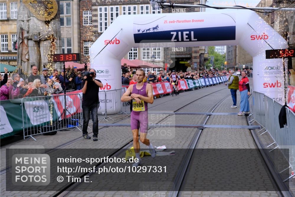 13.09.2026 - 21. swb-Marathon Bremen Tim E. http://msf.ph/oto/10297331 13.09.2026 10:26:54 Ziel 13525 meine-sportfotos.de