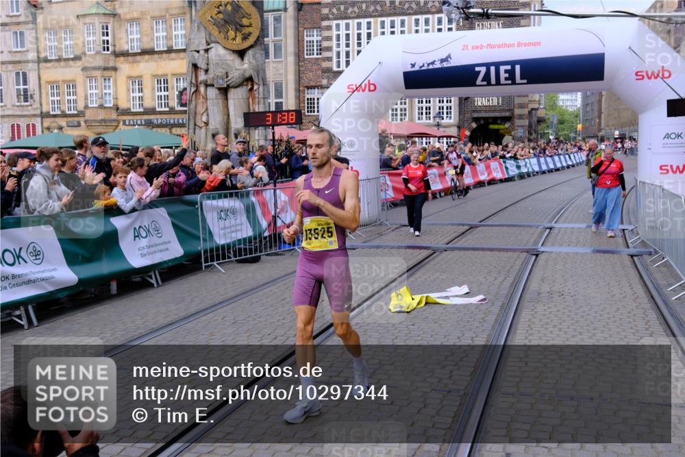 13.09.2026 - 21. swb-Marathon Bremen Tim E. http://msf.ph/oto/10297344 13.09.2026 10:26:56 Ziel 13525 meine-sportfotos.de