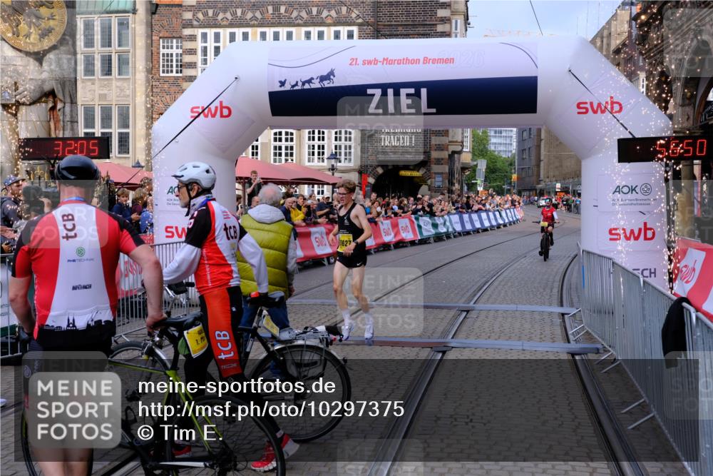 13.09.2026 - 21. swb-Marathon Bremen Tim E. http://msf.ph/oto/10297375 13.09.2026 10:27:23 Ziel 13627 meine-sportfotos.de