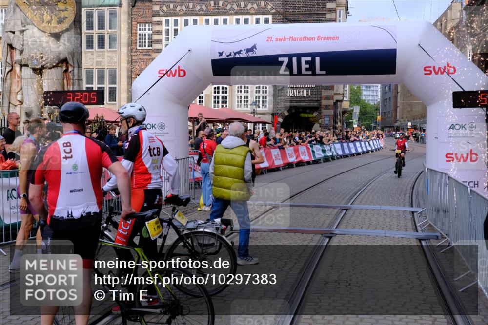 13.09.2026 - 21. swb-Marathon Bremen Tim E. http://msf.ph/oto/10297383 13.09.2026 10:27:23 Ziel 13627 meine-sportfotos.de