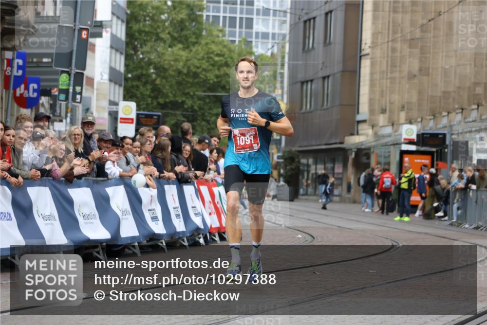 13.09.2026 - 21. swb-Marathon Bremen Strokosch-Dieckow http://msf.ph/oto/10297388 13.09.2026 12:25:01 Ziel 1091 meine-sportfotos.de