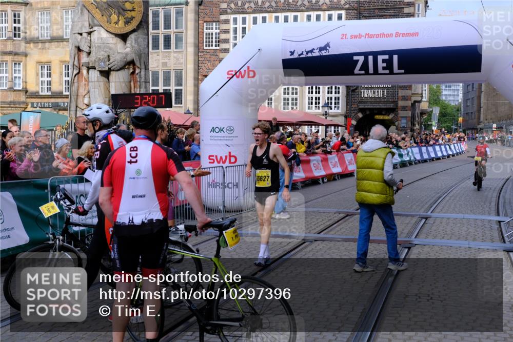 13.09.2026 - 21. swb-Marathon Bremen Tim E. http://msf.ph/oto/10297396 13.09.2026 10:27:24 Ziel 13627 meine-sportfotos.de
