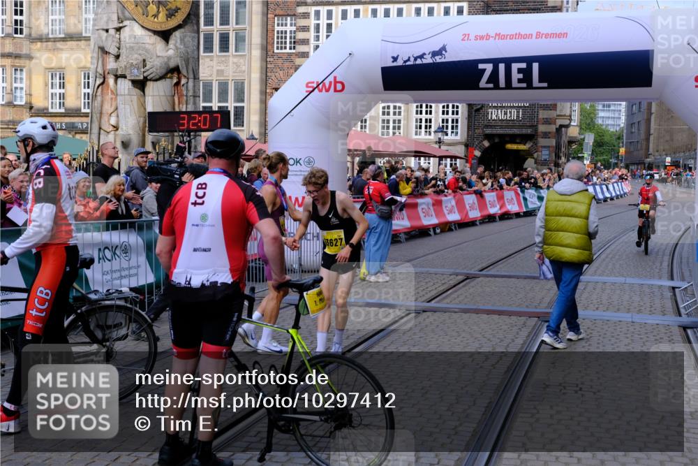 13.09.2026 - 21. swb-Marathon Bremen Tim E. http://msf.ph/oto/10297412 13.09.2026 10:27:25 Ziel 13627 meine-sportfotos.de