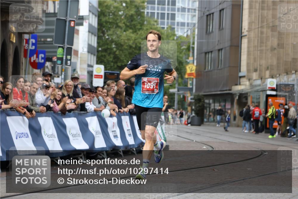 13.09.2026 - 21. swb-Marathon Bremen Strokosch-Dieckow http://msf.ph/oto/10297414 13.09.2026 12:25:01 Ziel 1091 meine-sportfotos.de