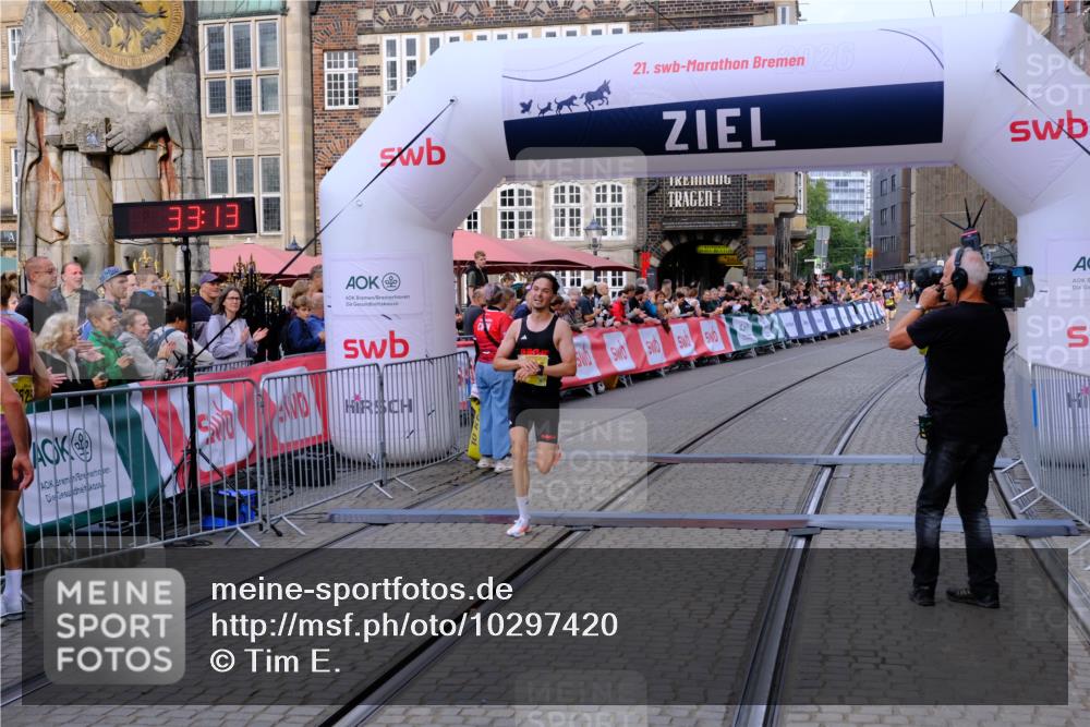 13.09.2026 - 21. swb-Marathon Bremen Tim E. http://msf.ph/oto/10297420 13.09.2026 10:28:30 Ziel 12272, 13501 meine-sportfotos.de