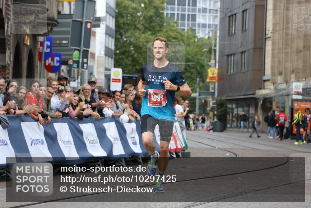 13.09.2026 - 21. swb-Marathon Bremen Strokosch-Dieckow http://msf.ph/oto/10297425 13.09.2026 12:25:01 Ziel 1091 meine-sportfotos.de