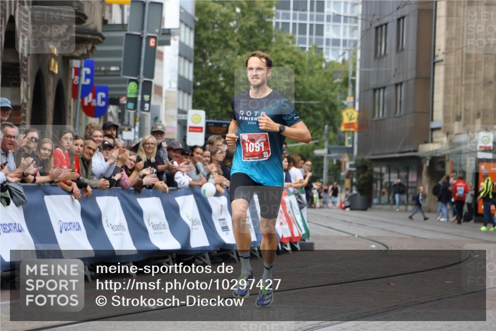 13.09.2026 - 21. swb-Marathon Bremen Strokosch-Dieckow http://msf.ph/oto/10297427 13.09.2026 12:25:01 Ziel 1091 meine-sportfotos.de