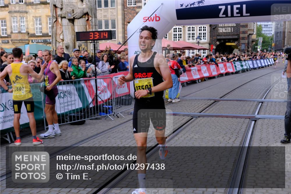 13.09.2026 - 21. swb-Marathon Bremen Tim E. http://msf.ph/oto/10297438 13.09.2026 10:28:32 Ziel 12272, 13501 meine-sportfotos.de
