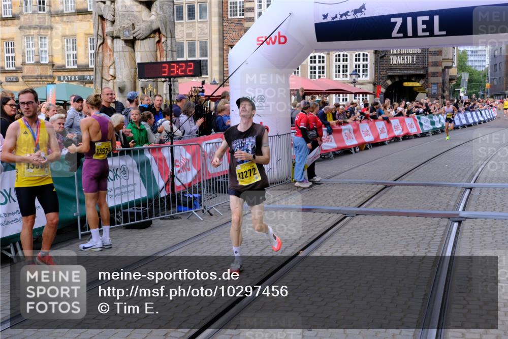 13.09.2026 - 21. swb-Marathon Bremen Tim E. http://msf.ph/oto/10297456 13.09.2026 10:28:39 Ziel 12272, 13501, 13547, 13635 meine-sportfotos.de