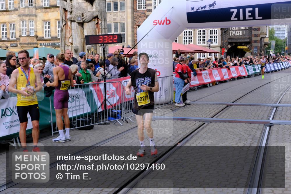 13.09.2026 - 21. swb-Marathon Bremen Tim E. http://msf.ph/oto/10297460 13.09.2026 10:28:39 Ziel 12272, 13501, 13547, 13635 meine-sportfotos.de