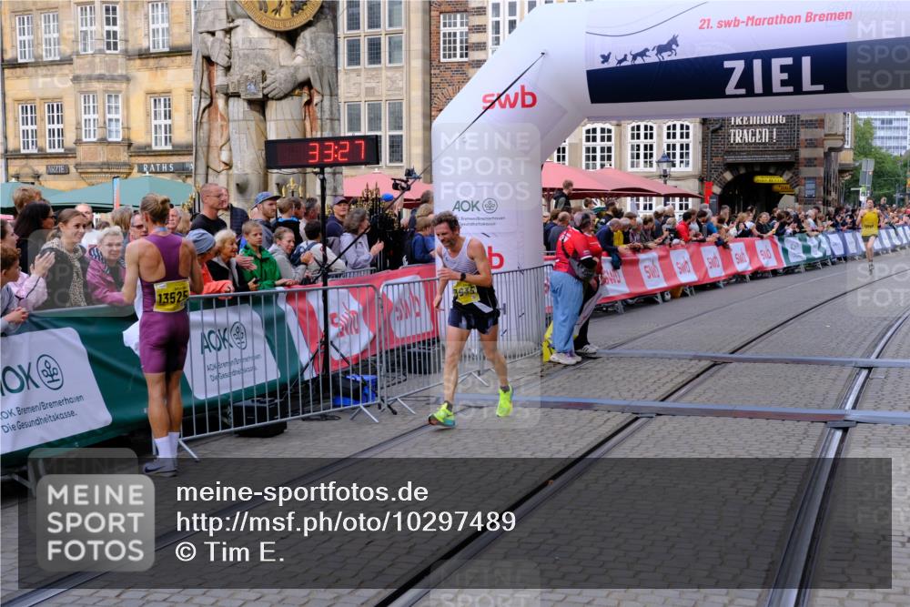 13.09.2026 - 21. swb-Marathon Bremen Tim E. http://msf.ph/oto/10297489 13.09.2026 10:28:45 Ziel 12272, 13515, 13547, 13635 meine-sportfotos.de
