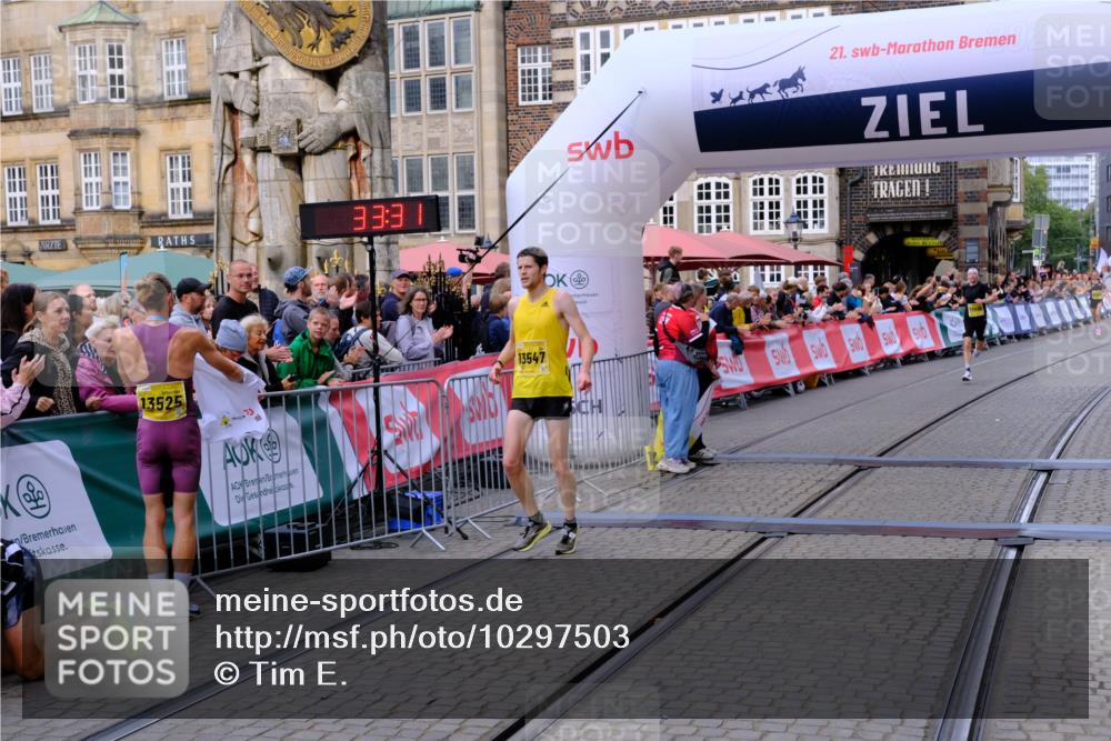 13.09.2026 - 21. swb-Marathon Bremen Tim E. http://msf.ph/oto/10297503 13.09.2026 10:28:49 Ziel 12272, 13515, 13547, 13567, 13635 meine-sportfotos.de