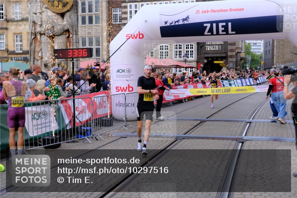 13.09.2026 - 21. swb-Marathon Bremen Tim E. http://msf.ph/oto/10297516 13.09.2026 10:28:53 Ziel 13515, 13547, 13567, 13593, 13635 meine-sportfotos.de