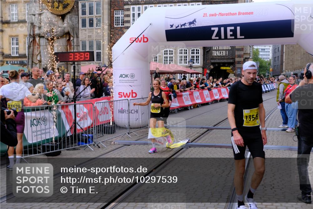 13.09.2026 - 21. swb-Marathon Bremen Tim E. http://msf.ph/oto/10297539 13.09.2026 10:28:56 Ziel 13515, 13547, 13567, 13593, 13624 meine-sportfotos.de