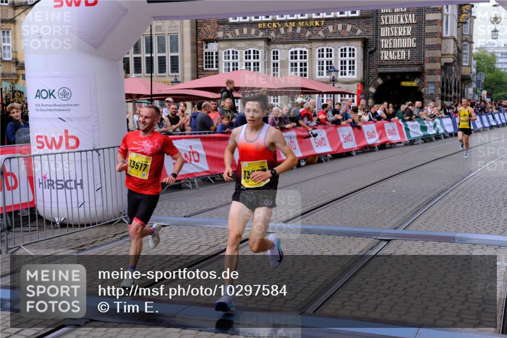 13.09.2026 - 21. swb-Marathon Bremen Tim E. http://msf.ph/oto/10297584 13.09.2026 10:29:41 Ziel 13517, 13542, 13557 meine-sportfotos.de