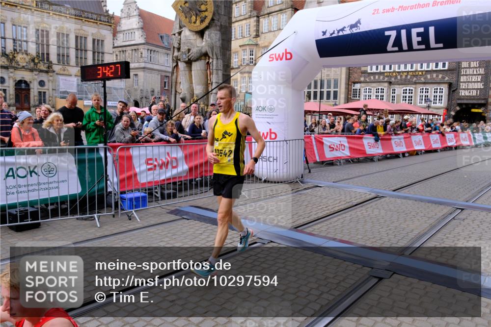 13.09.2026 - 21. swb-Marathon Bremen Tim E. http://msf.ph/oto/10297594 13.09.2026 10:29:45 Ziel 11234, 13517, 13542, 13557 meine-sportfotos.de