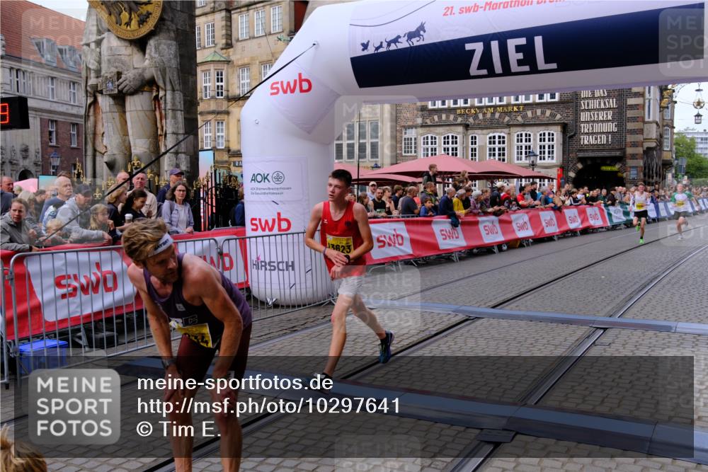 13.09.2026 - 21. swb-Marathon Bremen Tim E. http://msf.ph/oto/10297641 13.09.2026 10:29:56 Ziel 11234, 13510, 13579, 13623 meine-sportfotos.de