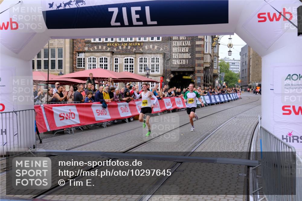13.09.2026 - 21. swb-Marathon Bremen Tim E. http://msf.ph/oto/10297645 13.09.2026 10:29:58 Ziel 11234, 13510, 13579, 13623 meine-sportfotos.de
