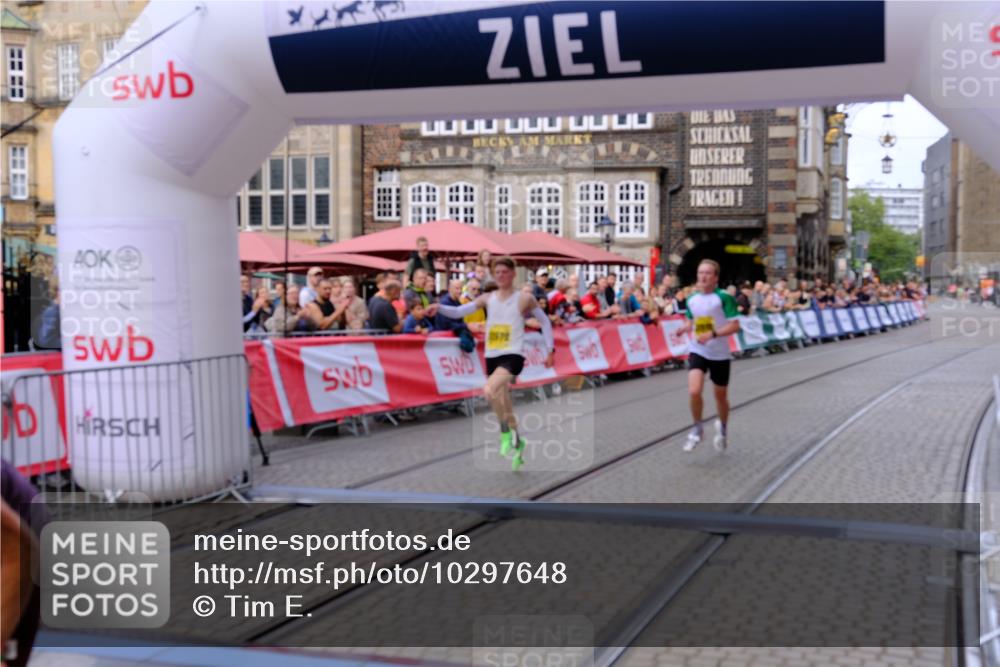 13.09.2026 - 21. swb-Marathon Bremen Tim E. http://msf.ph/oto/10297648 13.09.2026 10:29:58 Ziel 11234, 13510, 13579, 13623 meine-sportfotos.de
