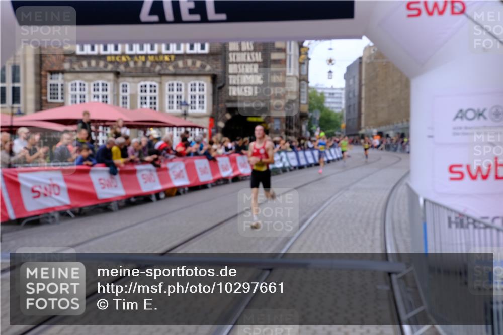 13.09.2026 - 21. swb-Marathon Bremen Tim E. http://msf.ph/oto/10297661 13.09.2026 10:30:28 Ziel 13522, 13561, 13569, 13576 meine-sportfotos.de