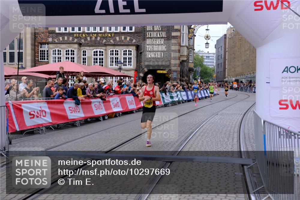 13.09.2026 - 21. swb-Marathon Bremen Tim E. http://msf.ph/oto/10297669 13.09.2026 10:30:29 Ziel 13522, 13561, 13569, 13576 meine-sportfotos.de