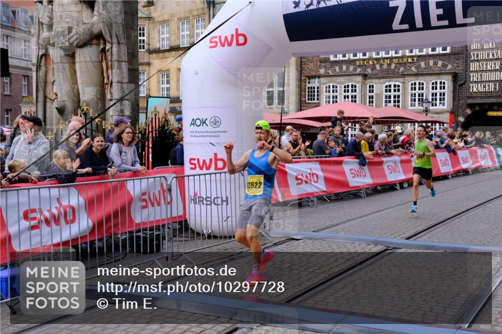 13.09.2026 - 21. swb-Marathon Bremen Tim E. http://msf.ph/oto/10297728 13.09.2026 10:30:34 Ziel 13522, 13561, 13569, 13576 meine-sportfotos.de