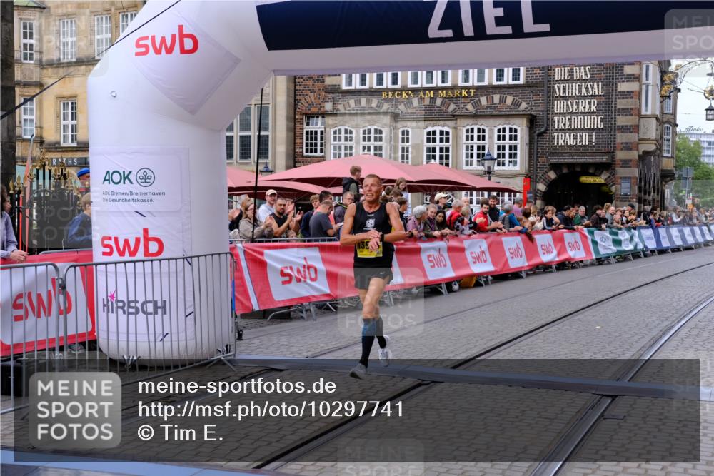 13.09.2026 - 21. swb-Marathon Bremen Tim E. http://msf.ph/oto/10297741 13.09.2026 10:30:37 Ziel 13522, 13561, 13569, 13576 meine-sportfotos.de