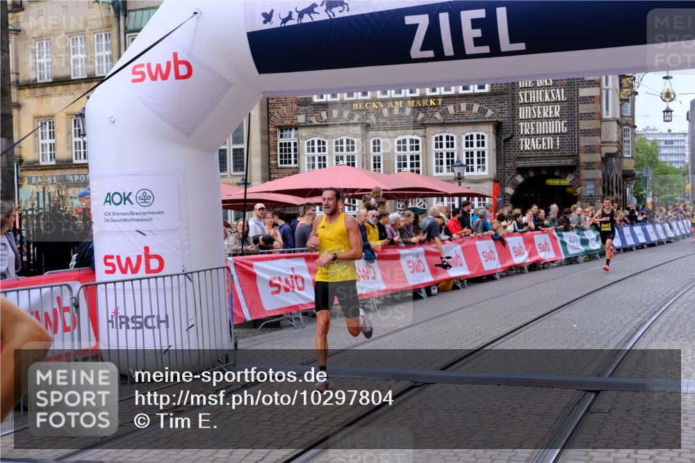 13.09.2026 - 21. swb-Marathon Bremen Tim E. http://msf.ph/oto/10297804 13.09.2026 10:31:07 Ziel 12458, 13537, 13554, 13630 meine-sportfotos.de