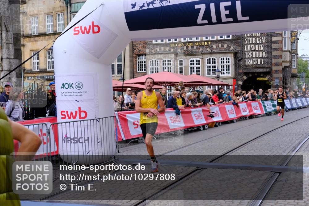 13.09.2026 - 21. swb-Marathon Bremen Tim E. http://msf.ph/oto/10297808 13.09.2026 10:31:07 Ziel 12458, 13537, 13554, 13630 meine-sportfotos.de