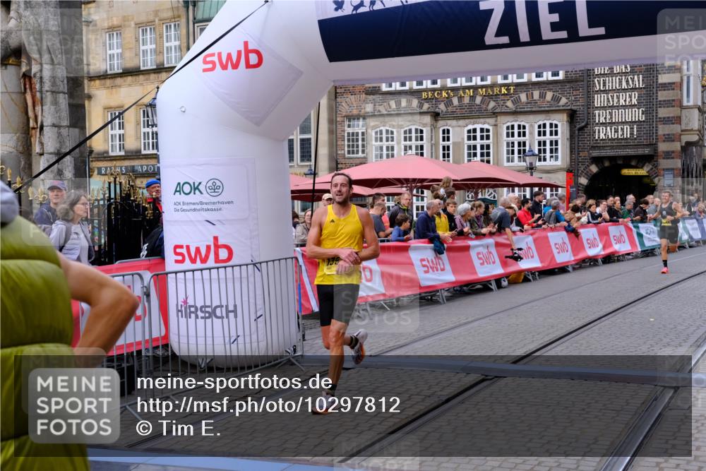 13.09.2026 - 21. swb-Marathon Bremen Tim E. http://msf.ph/oto/10297812 13.09.2026 10:31:08 Ziel 13537, 13554, 13630 meine-sportfotos.de