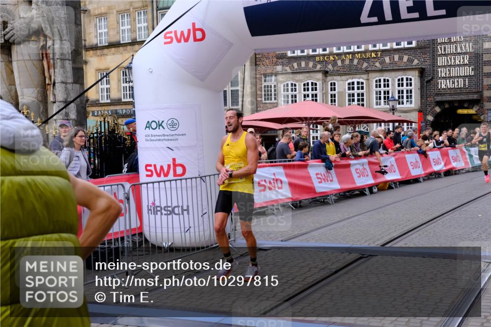 13.09.2026 - 21. swb-Marathon Bremen Tim E. http://msf.ph/oto/10297815 13.09.2026 10:31:08 Ziel 13537, 13554, 13630 meine-sportfotos.de