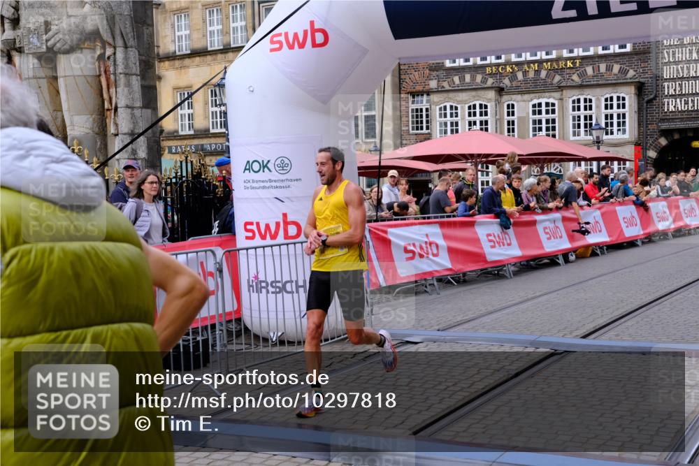 13.09.2026 - 21. swb-Marathon Bremen Tim E. http://msf.ph/oto/10297818 13.09.2026 10:31:08 Ziel 13537, 13554, 13630 meine-sportfotos.de