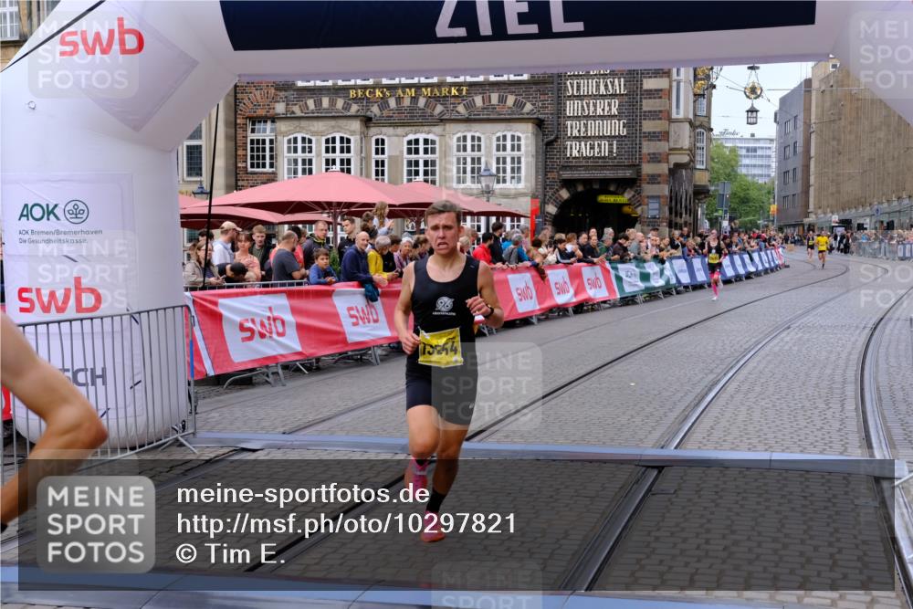 13.09.2026 - 21. swb-Marathon Bremen Tim E. http://msf.ph/oto/10297821 13.09.2026 10:31:11 Ziel 13537, 13554, 13630 meine-sportfotos.de
