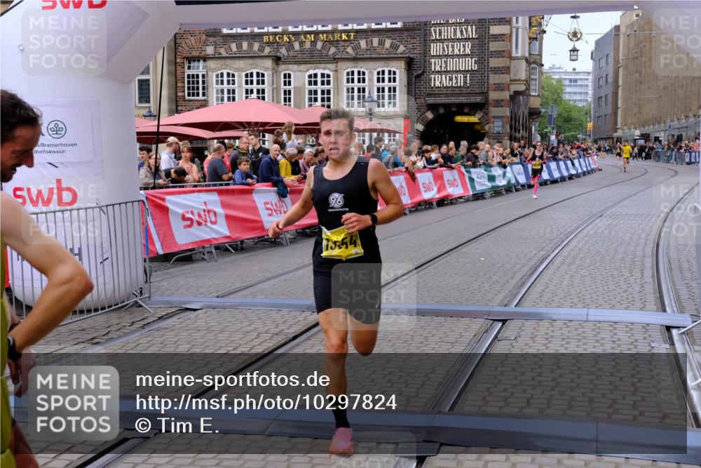 13.09.2026 - 21. swb-Marathon Bremen Tim E. http://msf.ph/oto/10297824 13.09.2026 10:31:11 Ziel 13537, 13554, 13630 meine-sportfotos.de