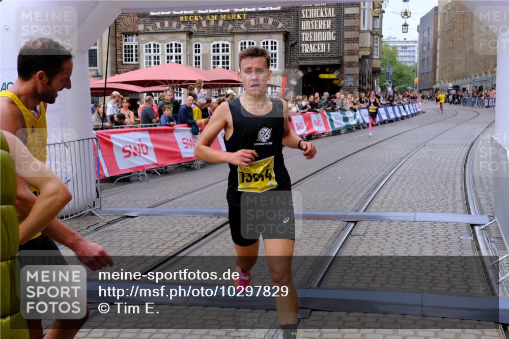 13.09.2026 - 21. swb-Marathon Bremen Tim E. http://msf.ph/oto/10297829 13.09.2026 10:31:11 Ziel 13537, 13554, 13630 meine-sportfotos.de