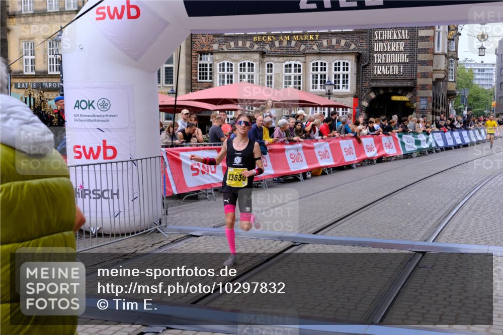 13.09.2026 - 21. swb-Marathon Bremen Tim E. http://msf.ph/oto/10297832 13.09.2026 10:31:15 Ziel 13537, 13554, 13572, 13630 meine-sportfotos.de