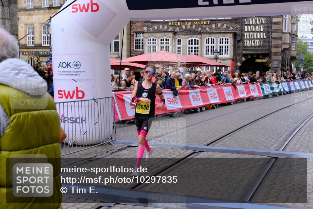 13.09.2026 - 21. swb-Marathon Bremen Tim E. http://msf.ph/oto/10297835 13.09.2026 10:31:15 Ziel 13537, 13554, 13572, 13630 meine-sportfotos.de