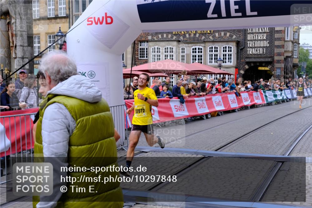 13.09.2026 - 21. swb-Marathon Bremen Tim E. http://msf.ph/oto/10297848 13.09.2026 10:31:21 Ziel 13554, 13572, 13602, 13630 meine-sportfotos.de
