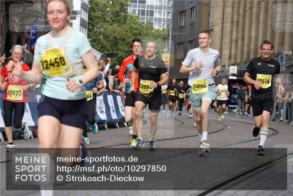 13.09.2026 - 21. swb-Marathon Bremen Strokosch-Dieckow http://msf.ph/oto/10297850 13.09.2026 10:49:19 Ziel 10253, 10293, 10392, 10566, 11885, 11891, 12027, 12132, 12204, 12350, 12450, 12529, 13512, 13555, 10739, 10835, 10846, 10910, 11092, 11191, 11621, 11635, 12376 meine-sportfotos.de