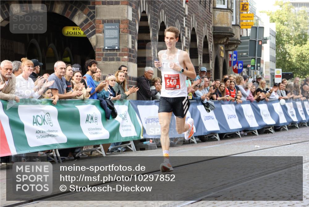 13.09.2026 - 21. swb-Marathon Bremen Strokosch-Dieckow http://msf.ph/oto/10297852 13.09.2026 12:32:49 Ziel 540, 822 meine-sportfotos.de